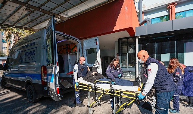 Konak&rsquo;ın hasta nakil hizmeti y&uuml;zleri g&uuml;ld&uuml;r&uuml;yor