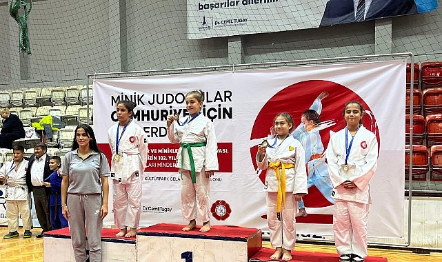 Konak&rsquo;ın judo takımı ilk turnuvadan madalyalarla d&ouml;nd&uuml;