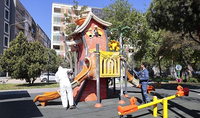 Konak&rsquo;ın parklarında temizlik mesaisi