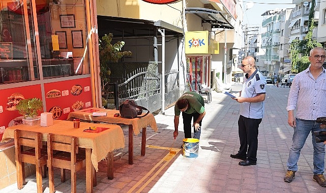 Konak&rsquo;ta kaldırım işgaline sarı &ccedil;izgi