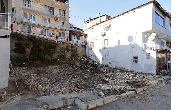 Konak&rsquo;ta metruk bina yıkımları s&uuml;r&uuml;yor