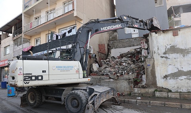 Konak&rsquo;ta metruk yapıların yıkımı devam ediyor