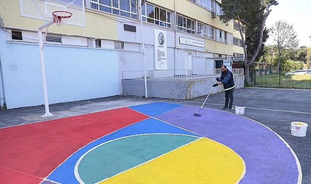Konak&rsquo;ta &lsquo;renkli dokunuş&rsquo; okul bah&ccedil;elerine de geldi