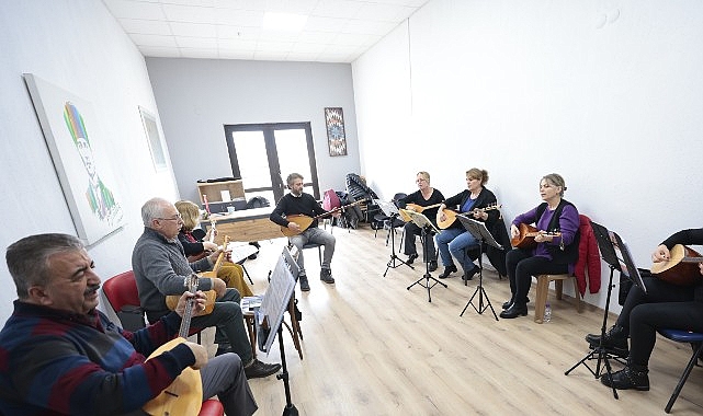 Konak&rsquo;ta &uuml;cretsiz bağlama kursuna yoğun ilgi