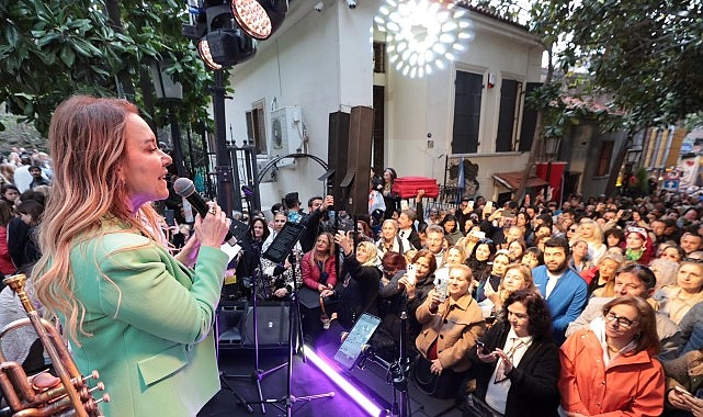 Konak&rsquo;tan Dario Moreno i&ccedil;in unutulmaz şenlik: İzmirliler akın etti