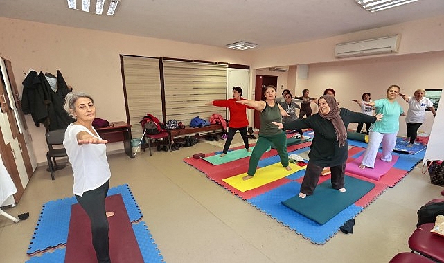 Konak&rsquo;tan İleri Yaş&rsquo;a sağlıklı mola: Yoga kursuyla zinde kalıyorlar