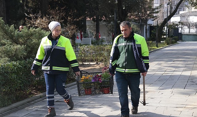 Konak&rsquo;tan şehitlere vefa: Bayram &ouml;ncesi temizlik ve bakım seferberliği