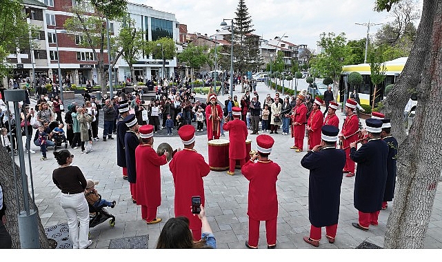Konya B&uuml;y&uuml;kşehir Mehter Takımı İle Şehrin Meydanlarında Mehter Coşkusu S&uuml;r&uuml;yor