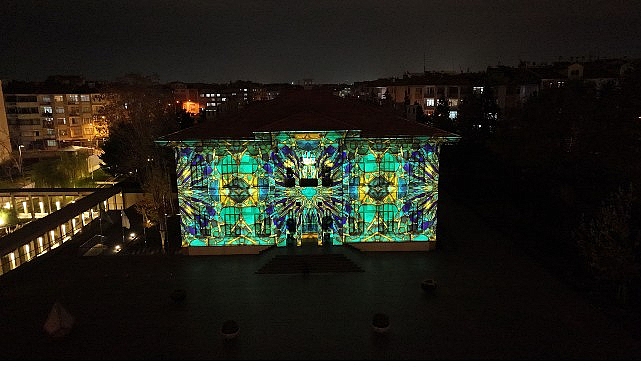 Konya B&uuml;y&uuml;kşehir, Taş Bina&rsquo;nın Tarihi Sil&uuml;etinde Video Mapping G&ouml;sterisi Başlattı