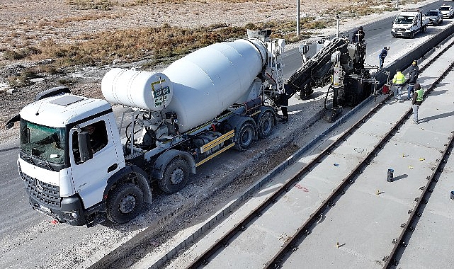 Konya B&uuml;y&uuml;kşehir, Yeni Tramvay Hattı İnşaatında Trafiği Kapatmadan &Ouml;rnek Bir Sistemle Beton Bariyer Yapıyor