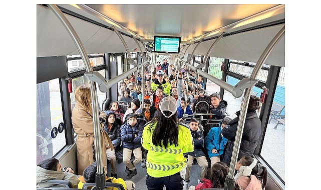 Konya B&uuml;y&uuml;kşehir&rsquo;in Nezaket Otob&uuml;s&uuml; &Ouml;ğrencilere Trafik K&uuml;lt&uuml;r&uuml;n&uuml; Aşılıyor