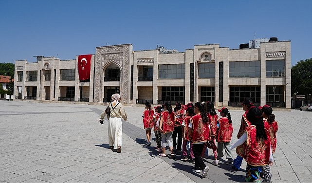 Konya&rsquo;da 3 Bin &Ouml;ğrenci 6 Tarihi Mek&acirc;nda 6 Tarihi Karakteri Tanıyor