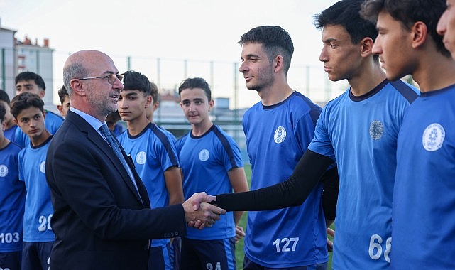 Konyasporlu Futbolculardan Sel&ccedil;uklu Belediyespor Kul&uuml;b&uuml; U15 ve U17 Futbol Takımlarına Moral Ziyareti