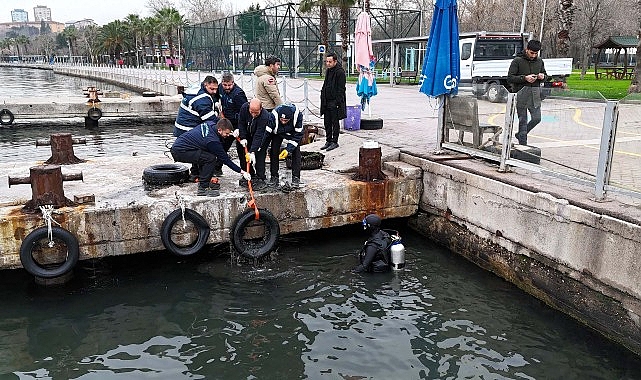 K&ouml;rfez&rsquo;de deniz dibi ara&ccedil; lastiğinden temizlendi
