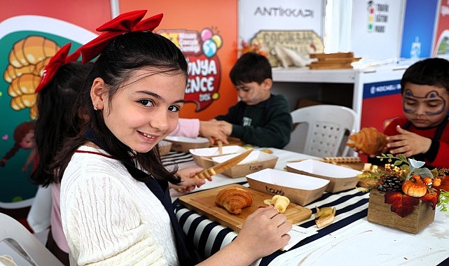 Kruvasan s&uuml;sleme at&ouml;lyesinde renkli anlar