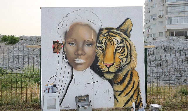 K&uuml;&ccedil;&uuml;k&ccedil;ekmece Graffitiyle Renklendi