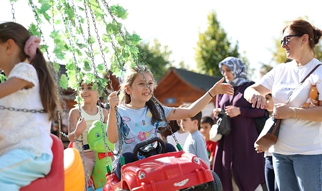 K&uuml;&ccedil;&uuml;k&ccedil;ekmece&rsquo;de 90&rsquo;lar konseptli Yaza Veda Festivali b&uuml;y&uuml;k ilgi g&ouml;rd&uuml;