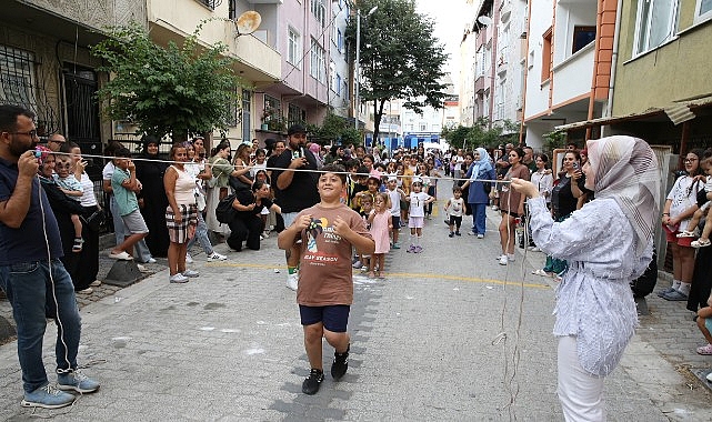 K&uuml;&ccedil;&uuml;k&ccedil;ekmece&rsquo;de Binlerce &Ccedil;ocuk &lsquo;Sokakta Oyun Var&rsquo; ile Yaz Tatilinin Tadını &Ccedil;ıkarttı