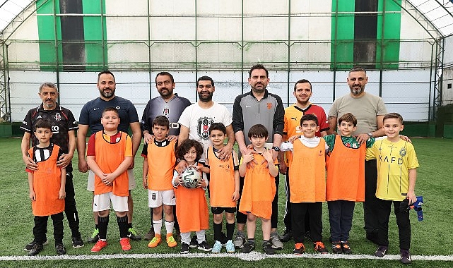 K&uuml;&ccedil;&uuml;k&ccedil;ekmece'de Renkli Ma&ccedil;: Babalar ve Oğulları Futbol Heyecanı Yaşadı