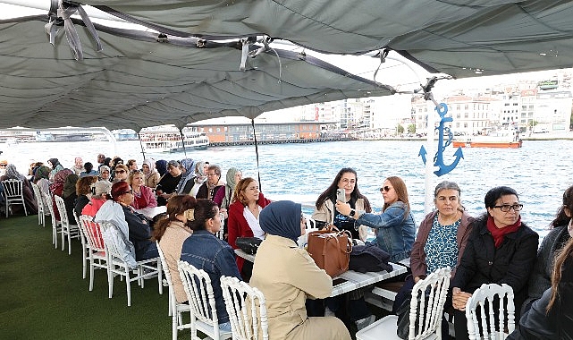 K&uuml;&ccedil;&uuml;k&ccedil;ekmeceli kadınlar İstanbul Boğazı&rsquo;nda