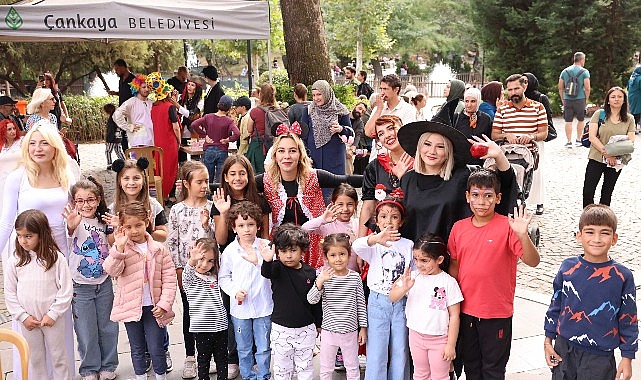 Kuğulupark&rsquo;ta A&ccedil;ık Hava Sahnesinde Tiyatro Ş&ouml;leni