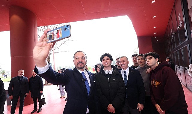 K&uuml;rşad Zorlu&rsquo;dan Alev Alatlı K&uuml;t&uuml;phanesi&rsquo;ne &ouml;vg&uuml;