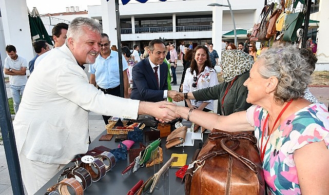 L&uuml;leburgaz Belediyesi'nin '&Uuml;reten Kadın Meydanı' a&ccedil;ıldı