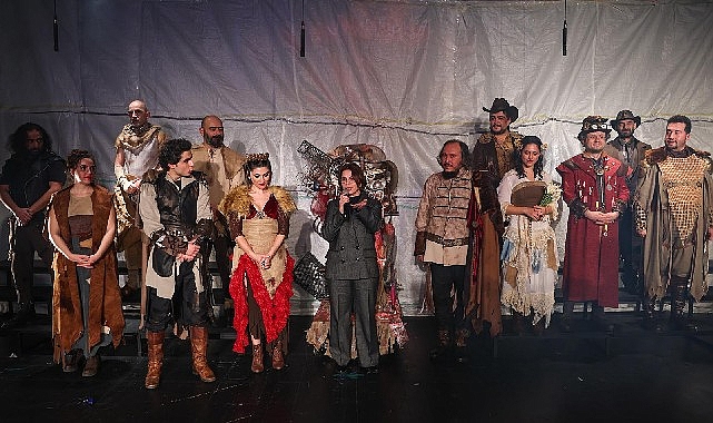 Maltepe Belediye Tiyatrosu&rsquo;nun 17. yılına 'Hamlet'li kutlama