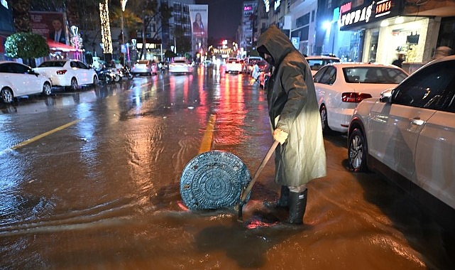 Manisa B&uuml;y&uuml;kşehir ve MASKİ&rsquo;den Yağış Mesaisi: Ekipler T&uuml;m Gece Sahadaydı