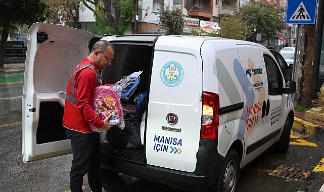 Manisa B&uuml;y&uuml;kşehir&rsquo;den 15 Bin &Ouml;ğrenciye &Ccedil;anta ve Kırtasiye Desteği