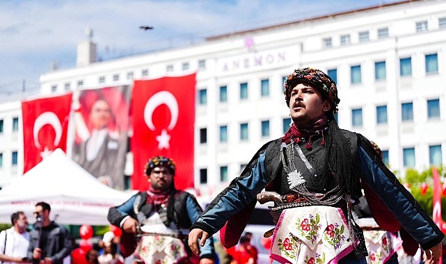 Manisa&rsquo;da 19 Mayıs Coşkusu Cumhuriyet Meydanı&rsquo;na Taştı