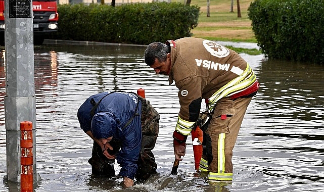Manisa&rsquo;da Sağanak Mesaisi: B&uuml;y&uuml;kşehir ve MASKİ Sahada