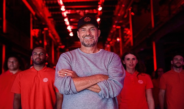 MediaMarkt&rsquo;ın yeni kampanyasında   J&uuml;rgen Klopp&rsquo;tan yenilenmiş telefona destek!