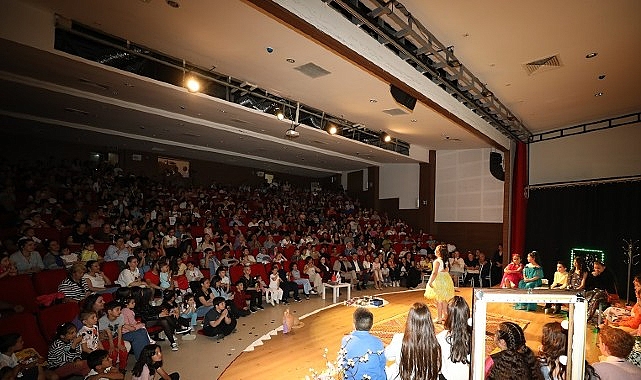 Menderes Belediyesi &Ccedil;ocuk Tiyatrosu Sahnede