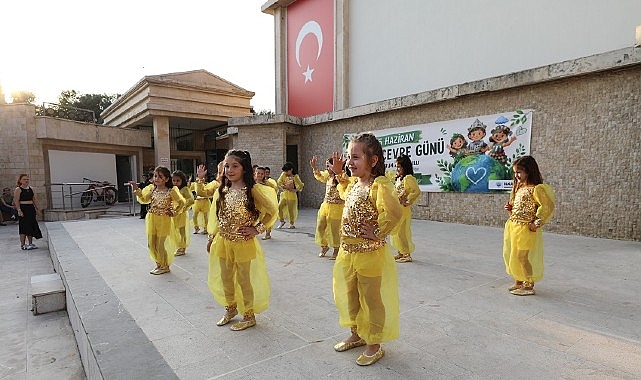 Menderes&rsquo;te &Ouml;ğrencilerden Duyarlı Defile