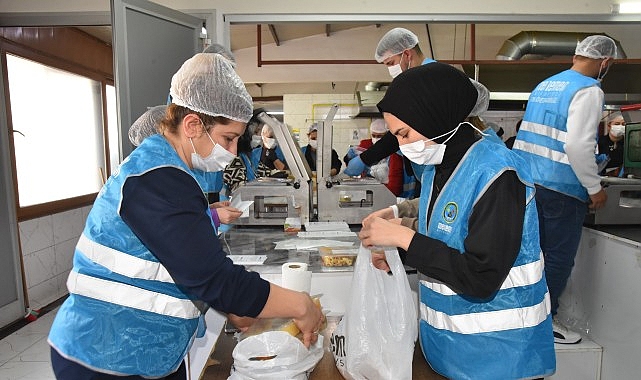 Menemen Belediyesi Aşevi&rsquo;nden her g&uuml;n 10 bin kişiye yemek