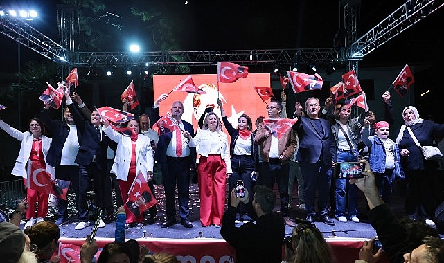 Menemen'de binler, Cumhuriyet sevgisiyle y&uuml;r&uuml;d&uuml;