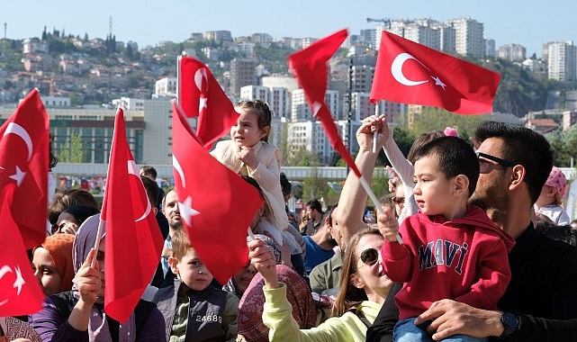 Milli İrade Meydanı &ccedil;ocukların neşesi ile cıvıl cıvıl