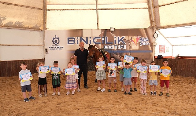 Minik biniciler at sevgisiyle b&uuml;y&uuml;yor