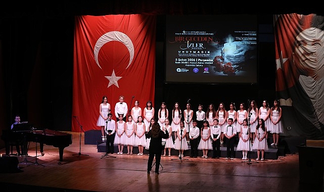 Minik kalpler m&uuml;ziğin birleştirici g&uuml;c&uuml;yle  depremde hayatını kaybedenleri andı