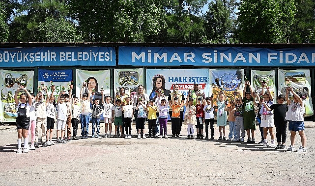 Minik &ouml;ğrenciler anneleri i&ccedil;in en g&uuml;zel hediyeyi B&uuml;y&uuml;kşehir Belediyesi'nin fidanlığında elleriyle dikti