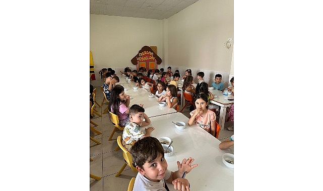 Minik &ouml;ğrencilere aşure ikramı