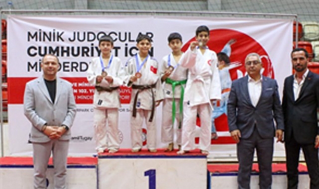 Minik sporcular Cumhuriyet i&ccedil;in ter d&ouml;kt&uuml;