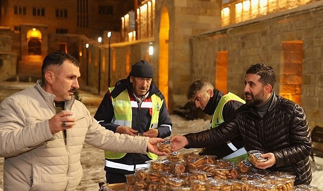 Mira&ccedil; Gecesi&rsquo;nde Kandil Simidi ve Şerbet Dağıtıldı
