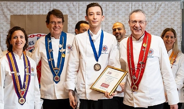 M&ouml;venpick Hotel Istanbul Marmara Sea&rsquo;nin Gen&ccedil; Şefi Engin &Ouml;zcan, &ldquo;Jeunes Chefs R&ocirc;tisseurs&rdquo; Yarışmasında G&uuml;m&uuml;ş Madalya ile &Ouml;d&uuml;llendirildi