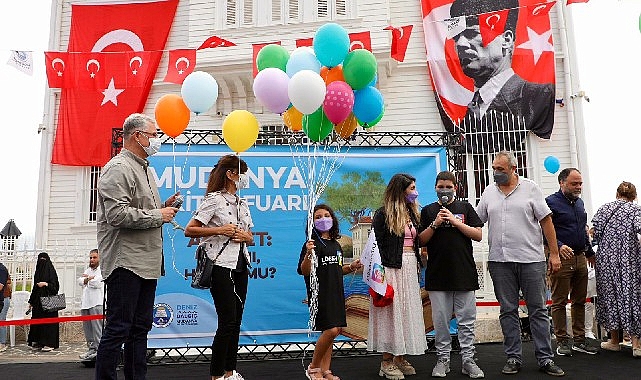 Mudanya Kitap Fuarı'nda balonlar demir i&ccedil;in g&ouml;ğe y&uuml;kseldi