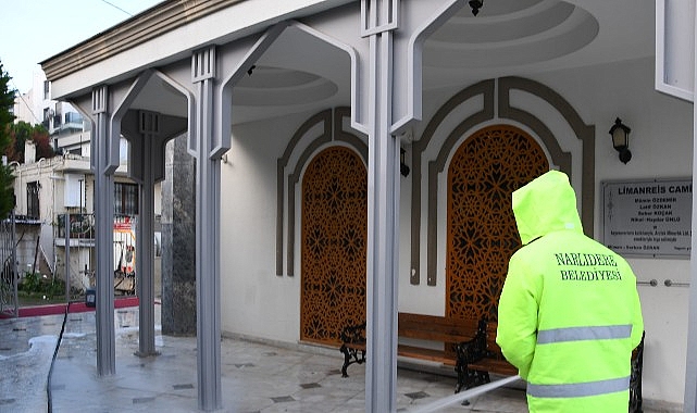 Narlıdere Belediyesi&rsquo;nden Camilerde Temizlik &Ccedil;alışması