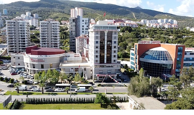 Narlıdere Belediyesi&rsquo;nden minik &ouml;ğrencilere &ccedil;anta ve kırtasiye desteği
