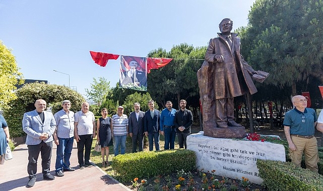 Nazım Hikmet Karşıyaka&rsquo;da şiirleriyle anıldı