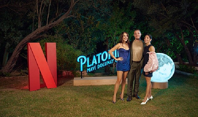 Netflix, Gupse &Ouml;zay imzalı yeni dizisi Platonik: Mavi Dolunay Otel'in lansmanını &Ccedil;eşme'de renkli bir etkinlikle kutladı